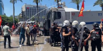 Polîsan bi awa şîpe û qazê îsotî hêrişê CHP’yî kerd