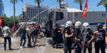 Polîsan bi ava şit û xaza îsotê êrîşî CHPiyan kir
