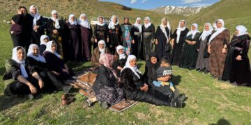 Dayikên Aştiyê bi boneya Roja Dayikan serdana ‘Baxçeyê Serokatî’ kirin