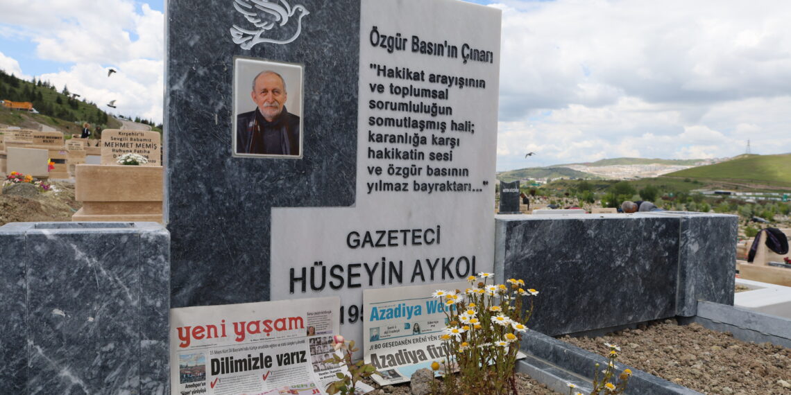 Heval û hogirên wî serdana gora Huseyîn Aykol kirin