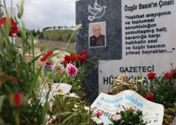 Heval û hogirên wî serdana gora Huseyîn Aykol kirin