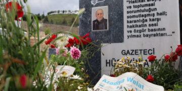 Heval û hogirên wî serdana gora Huseyîn Aykol kirin
