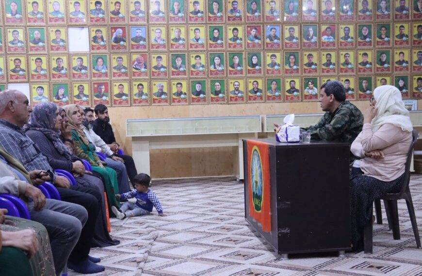 Mazlûm Ebdî bi dîlgirtiyên hatin berdan re civiya