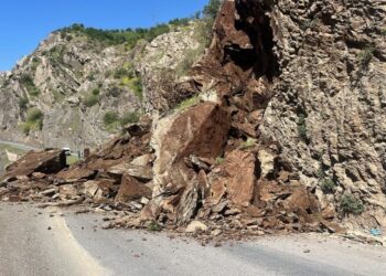 Kevirên ketine, rêya Şemzînan û Rûbarokê girt