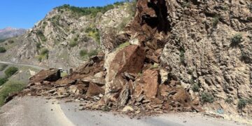 Kevirên ketine rêya Şemzînan û Rûbarokê girt