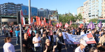 Bi hezaran kes li dijî biryara ‘Betalkirina Teqez’ meşiya