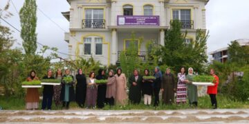 Bi projeyê ‘Bostanê Komunî yê Cinîyan’ paştîdayîş xurtêr kenê