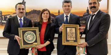 Waliyên Hewlêr û Dihokê serdana Şaredariya Amedê kirin