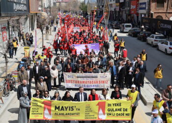 Li Wanê bi hezaran karker ji bo ‘Aştî û Demokrasiyê’ meşiyan