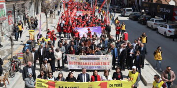Li Wanê bi hezaran karker ji bo ‘Aştî û Demokrasiyê’ meşiyan