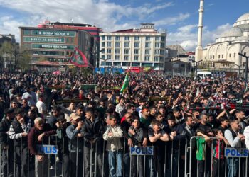 Li Wanê bi hezaran kes li maça Amedsporê temaşe dike