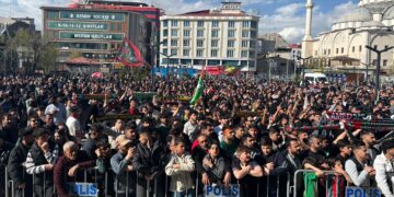 Li Wanê bi hezaran kes li maça Amedsporê temaşe dike