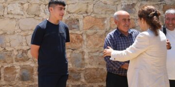 Îlham Ehmed koçberên vegerîn Efrînê ziyaret kirin