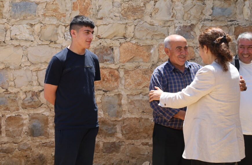 Îlham Ehmed koçberên vegerîn Efrînê ziyaret kirin
