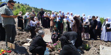 Meclîsa Dayikên Aştiyê çû serdana gora Munîbe Koç