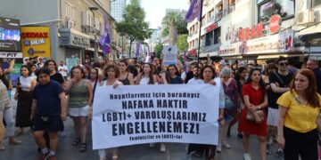 Jinên li Îzmîrê li dijî pakêta darazê meşiyan: Em dest ji nafakayê bernadin!