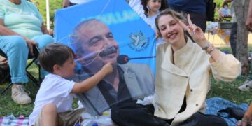 Li Îzmîrê ji bo Sirri Surreya Onder şahiya firfirokan