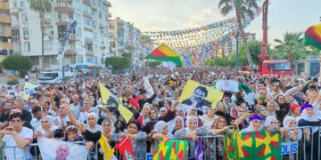 Mitîngên Azadiyê li Wan û Mêrsînê bi coşek mezin destpê kirin ZINDÎ