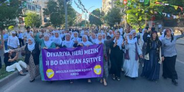Gelê Amedê bi girseyî diherike Qada Îstayonê