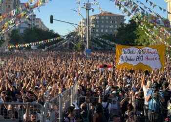 Mitîngên Azadiyê yên Amed û Stenbolê dest pê kirin ZINDÎ
