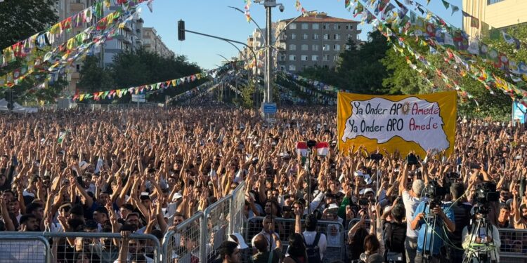 Mitîngên Azadiyê yên Amed û Stenbolê dest pê kirin ZINDÎ