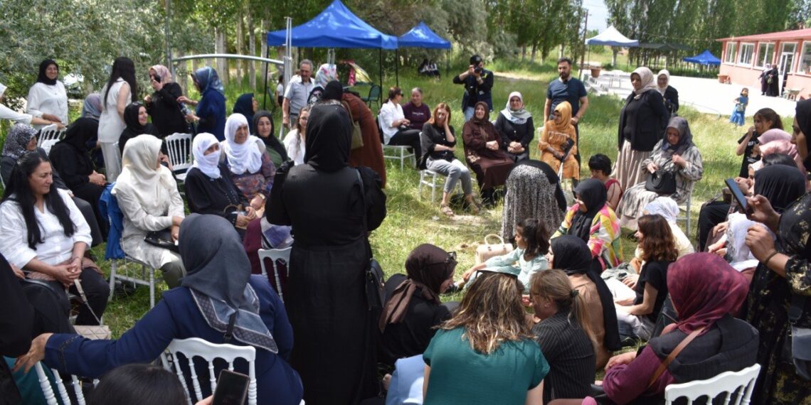 Li Bazîdê hevdîtina jinan: Tenê bi nêrîn û fikra mêran aştî nabe
