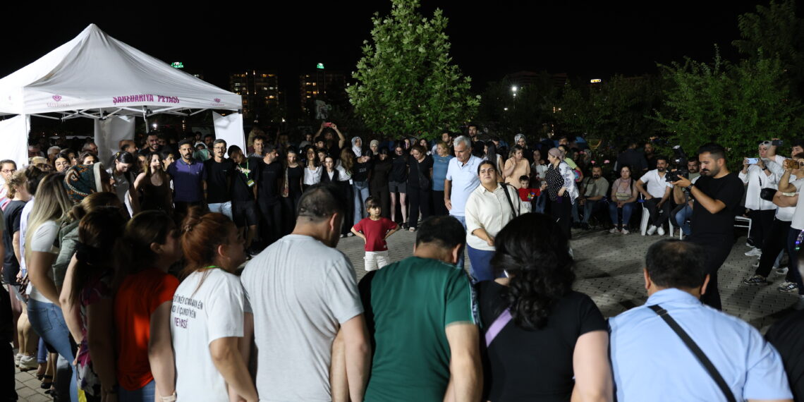 Roja duyemîn a hevdîtina ciwanan bi dirûşme û govendê bi dawî bû