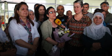 Dîlek Oz a ku piştî 32 salan hat berdab girseyî hat pêşwazîkirin