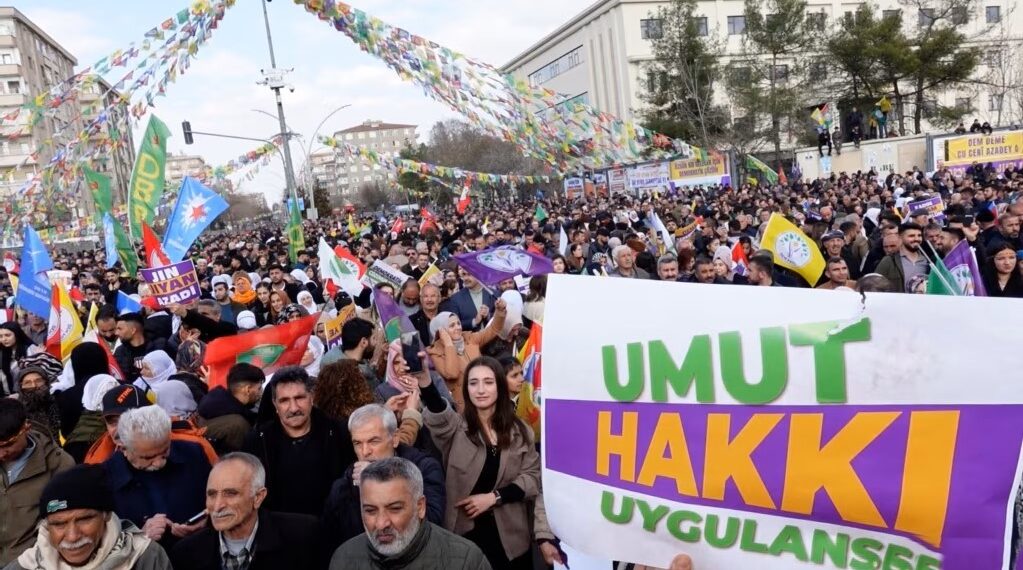 Saziyên Sivîl yên Amedê gel vexwendin ‘Mitînga Azadiyê’