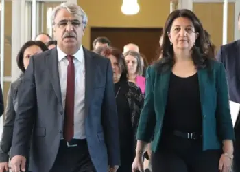 Heyetê Îmralîyî seba viraştişê qanûnan AKP’yî de pêvînayîşêk kerd