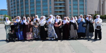 Dayikên Aştiyê giliyê Rahmî Koç kirin