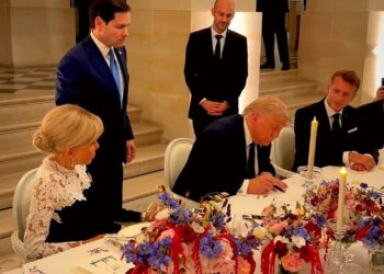 Trump û Pezeşkîyanî metnê pêameyîşê îmza kerd