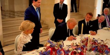 Trump û Pezeşkîyanî metnê pêameyîşê îmza kerd
