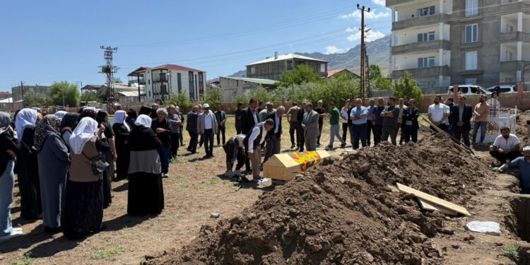 Cenazeyê Erol Kurt ê PKKî piştî 11 salan hat veşartin