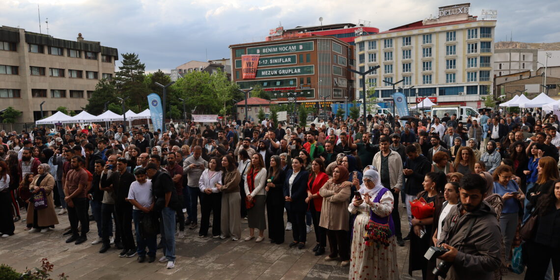Mîhrîcana Jinan bi konserê bi dawî bû: Jin bi keda xwe bûn mînaka têkoşînê