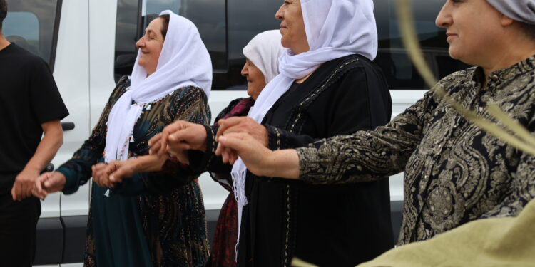 Bi govend û tilîliyan berê xwe dan ‘Mitînga Azadiyê’ ya Wanê
