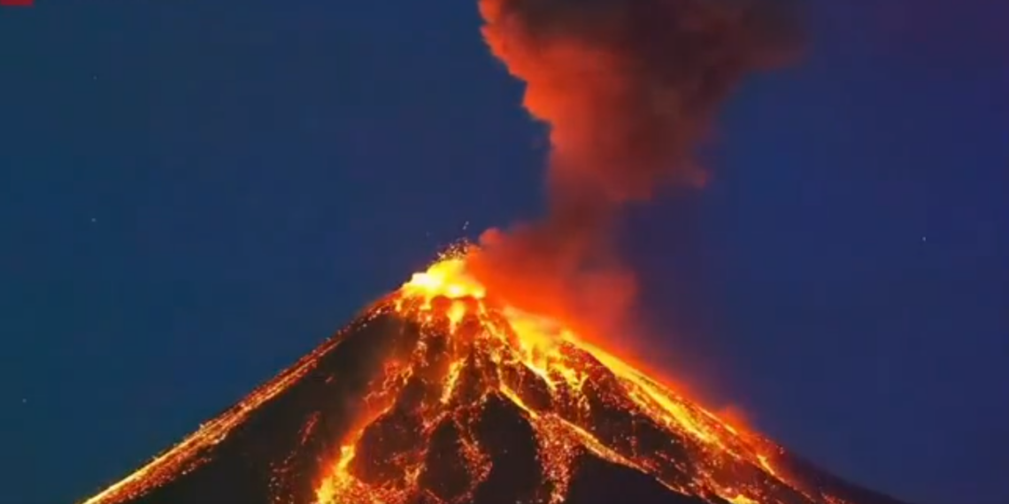 Li Guatemalayê Çiyayê Volkanîk yê Fuego teqiya