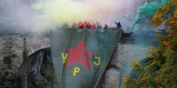 Dê bi dirûşma ‘Em hemû YPJ ne’ li kolanan bin